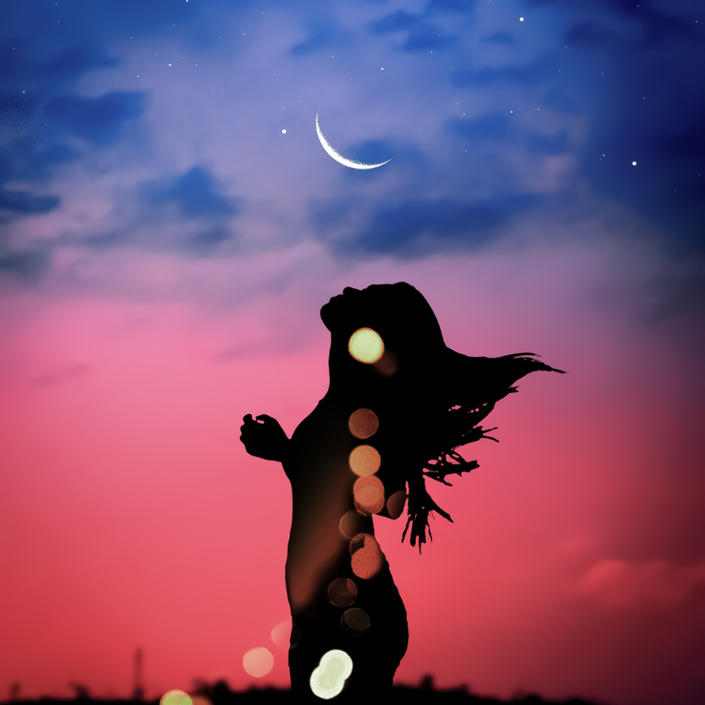 Schatten von Frau, die unter dem Mond, am Abendhimmel , tanzt
