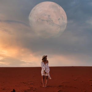Frau in der Wüste mit dem Mond im Hintergrund